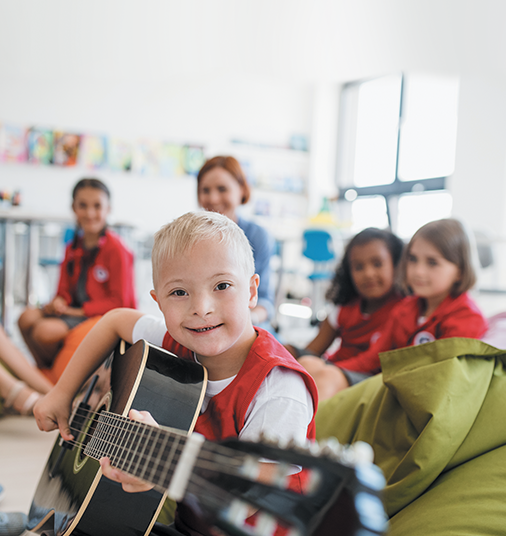 enfant qui joue de la guitare